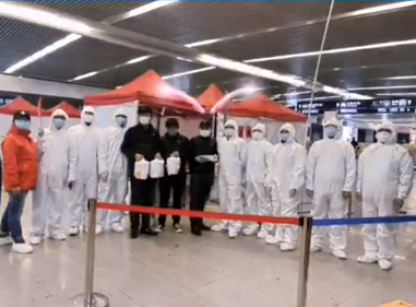 如意馄饨苏州青剑湖万客隆超市店为火车站各个站点送爱心夜宵