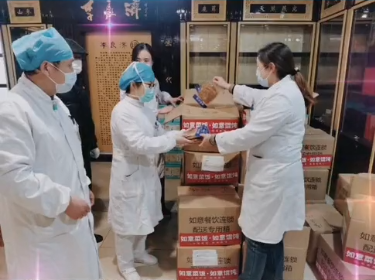 如意菜饭、如意馄饨为苏州中西医结合医院的一线抗疫伙伴送去了2500份如意食品