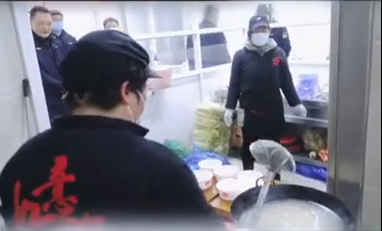 如意馄饨无锡联东优谷店煮好了馄饨，慰问华庄高速路口执勤的人员