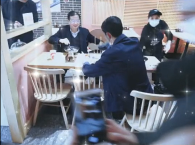 宣城市委书记来到宣城万达如意馄饨店就餐，为餐饮业恢复堂食宣导